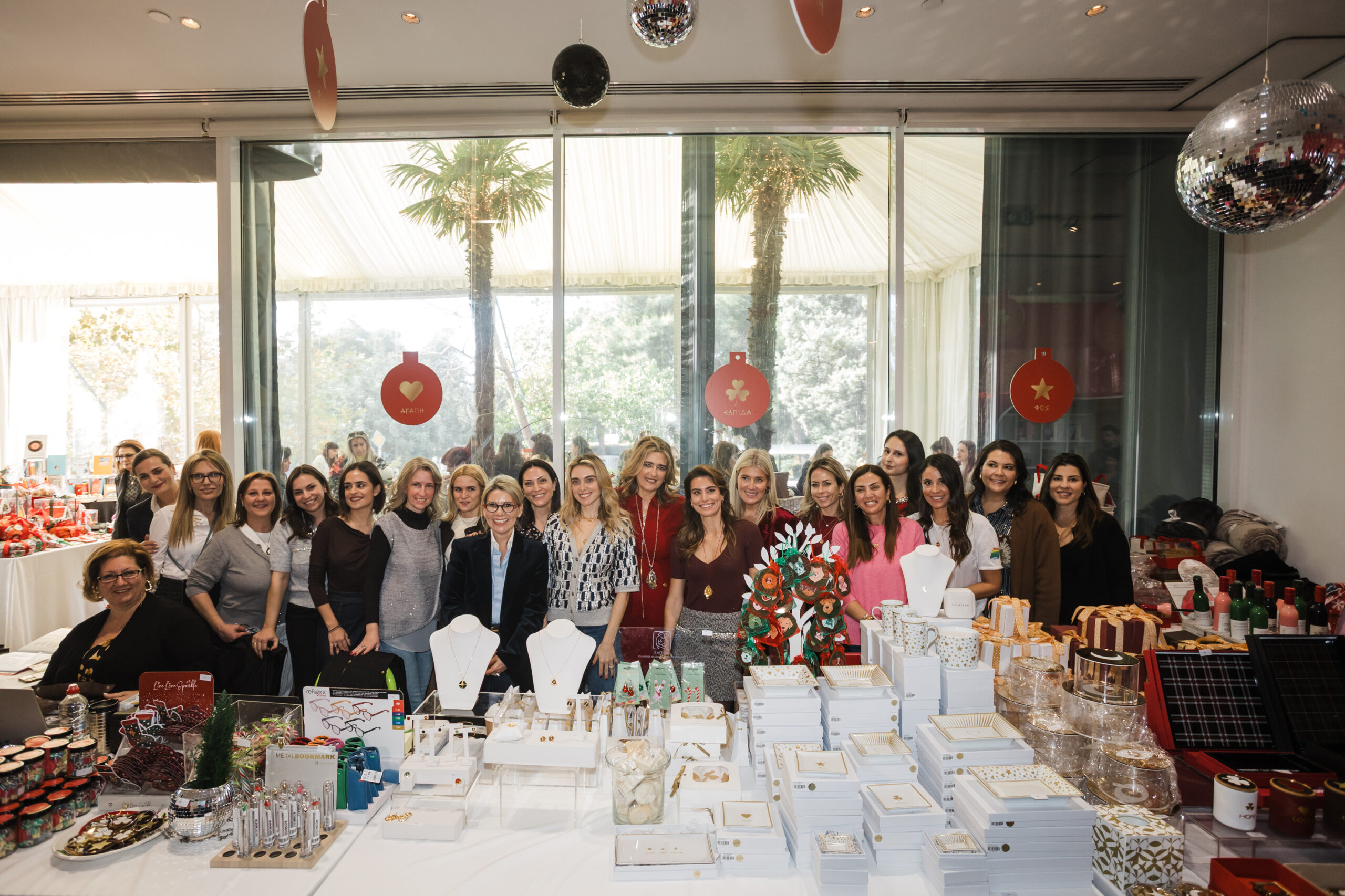 Χριστιάννα Β. Βαρδινογιάννη και Μαριάννα Λαιμού με την Οργανωτική Επιτροπή του bazaar, μέλη του ΔΣ, εθελόντριες και στελέχη του Σωματείου