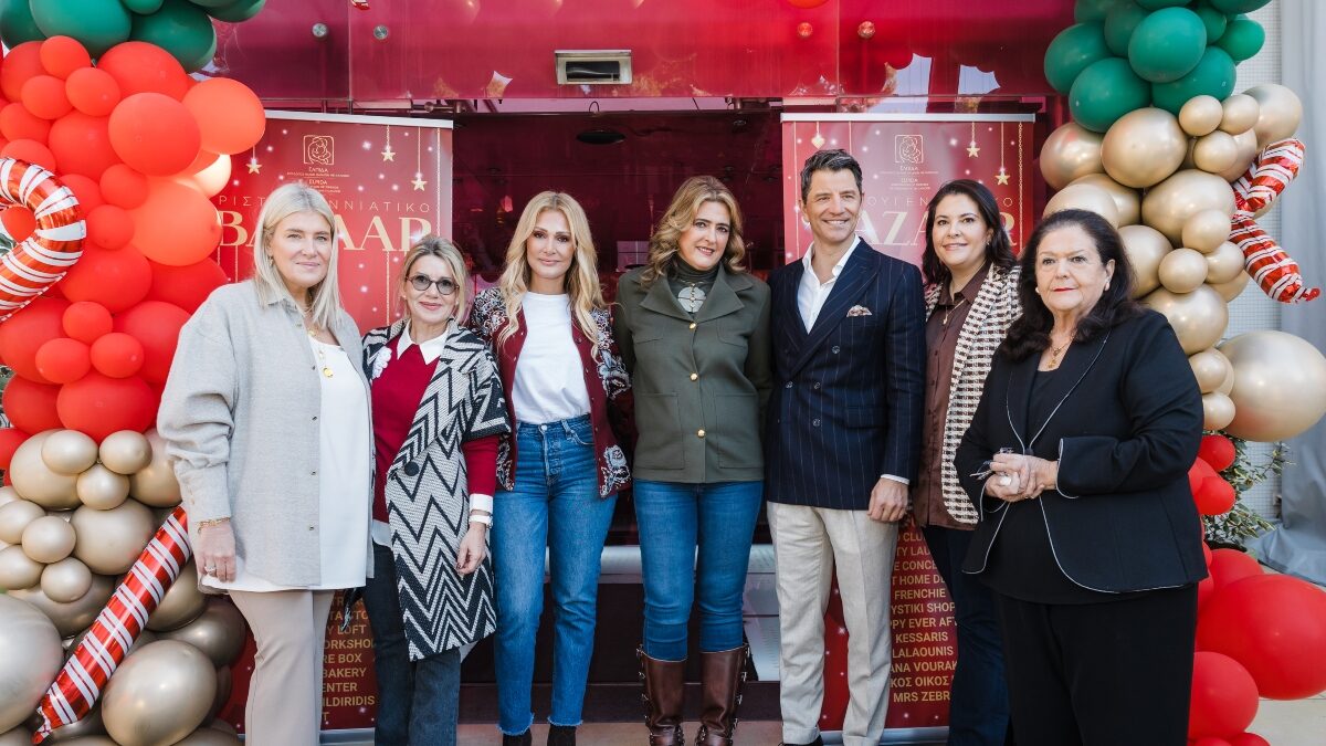 Η Χριστιάννα Β. Βαρδινογιάννη με τον Σάκη Ρουβά και την
Νατάσα Θεοδωρίδου, τα μέλη του ΔΣ του Σωματείου Αλίνα Μινέτα, Τζωρτζίνα Έλληνα, Νάσια Θανοπούλου και τη ΓΓ του ΟΡΑΜΑΤΟΣ
ΕΛΠΙΔΑΣ Ινώ Κωνσταντοπούλου