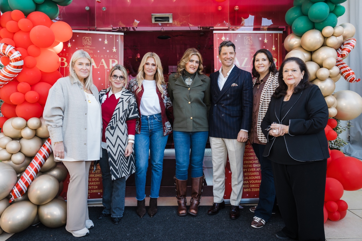 Η Χριστιάννα Β. Βαρδινογιάννη με τον Σάκη Ρουβά και την
Νατάσα Θεοδωρίδου, τα μέλη του ΔΣ του Σωματείου Αλίνα Μινέτα, Τζωρτζίνα Έλληνα, Νάσια Θανοπούλου και τη ΓΓ του ΟΡΑΜΑΤΟΣ
ΕΛΠΙΔΑΣ Ινώ Κωνσταντοπούλου