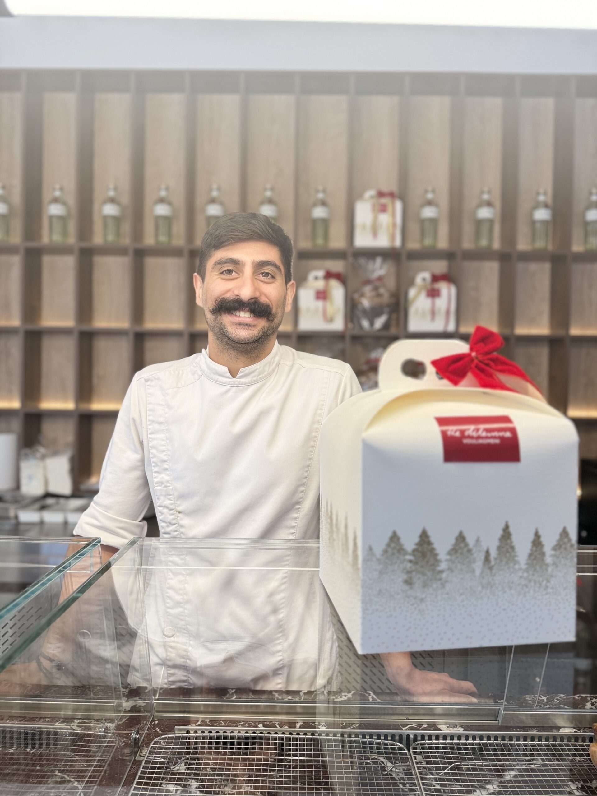 "Το panettone είναι ένα πολύ δύσκολο project. Πέρα από τα υλικά πρώτης ποιότητας, απαιτεί υπομονή, τεχνική και πολύ χρόνο" τονίζει ο Αγαπητός Τσακαλάκης, Head Pastry Chef του The Dilemma Vouliagmeni.