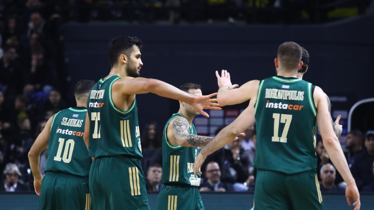 Οι παίκτες του Παναθηναϊκού πανηγυρίζουν κόντρα στην ΑΕΚ (ΜΑΡΚΟΣ ΧΟΥΖΟΥΡΗΣ