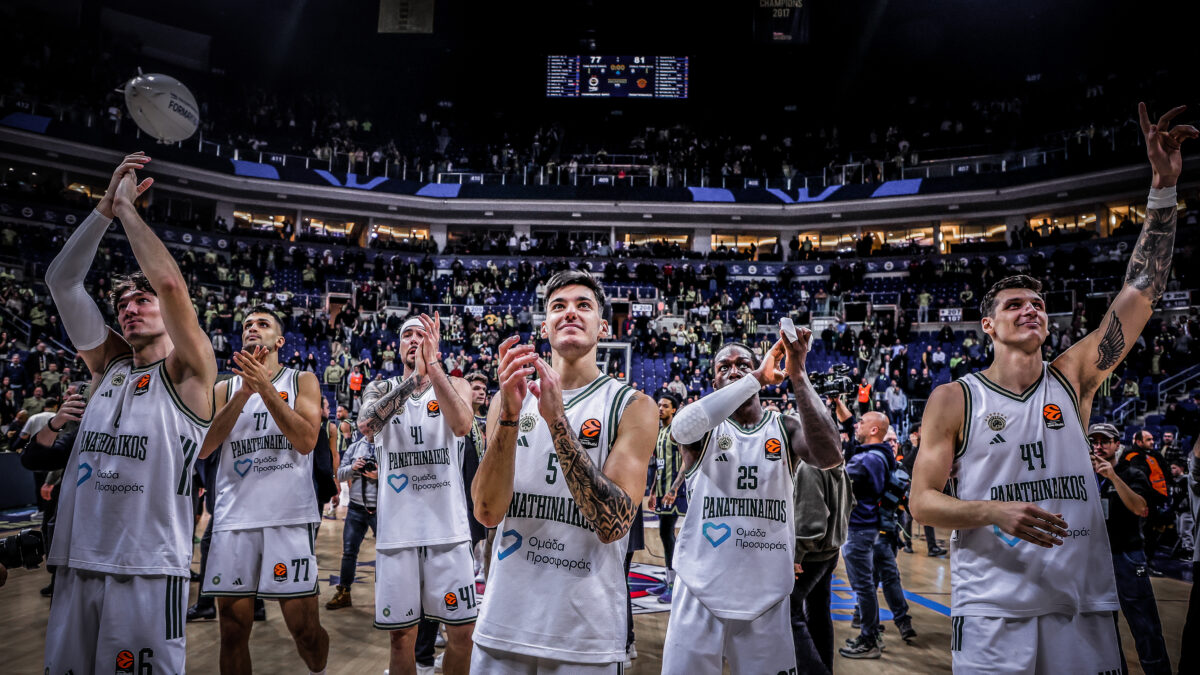 Οι παίκτες του Παναθηναϊκού πανηγυρίζουν στην Τουρκία