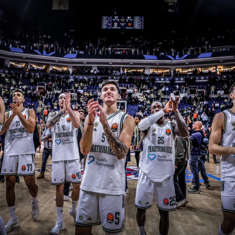 Οι παίκτες του Παναθηναϊκού πανηγυρίζουν στην Τουρκία