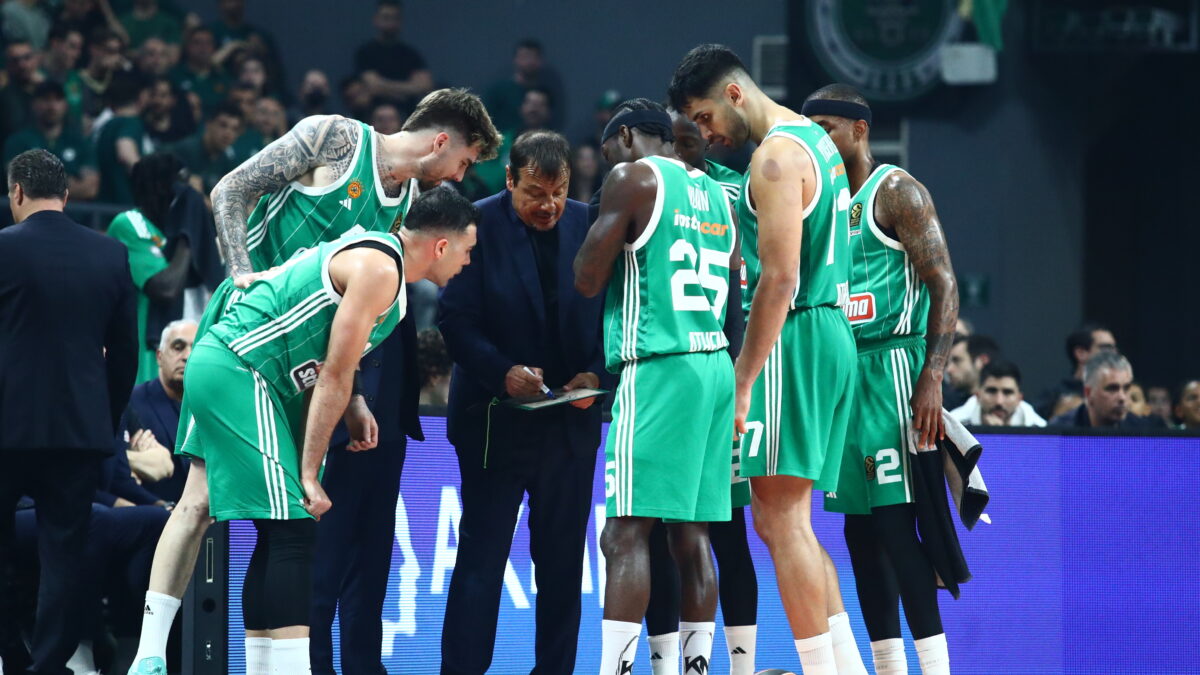 Οι παίκτες του Παναθηναϊκού με τον Αταμάν (ΜΑΡΚΟΣ ΧΟΥΖΟΥΡΗΣ