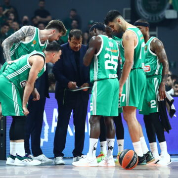 Οι παίκτες του Παναθηναϊκού με τον Αταμάν (ΜΑΡΚΟΣ ΧΟΥΖΟΥΡΗΣ