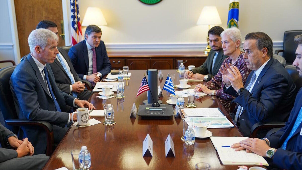 Ο Υπουργός Ενέργειας των ΗΠΑ Chris Wright και ο Υπουργός Περιβάλλοντος και Ενέργειας, Σταύρος Παπασταύρου. 