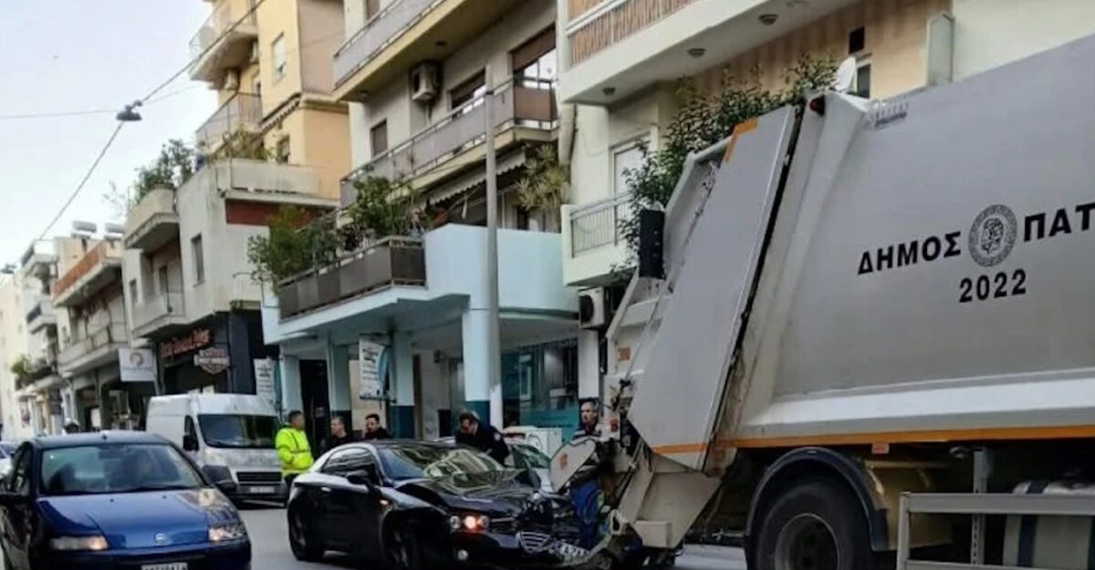 Αυτοκίνητο «καρφώθηκε» στο πίσω μέρος απορριμματοφόρου στην Πάτρα, τραυματίζοντας έναν εργαζόμενο στην καθαριότητα