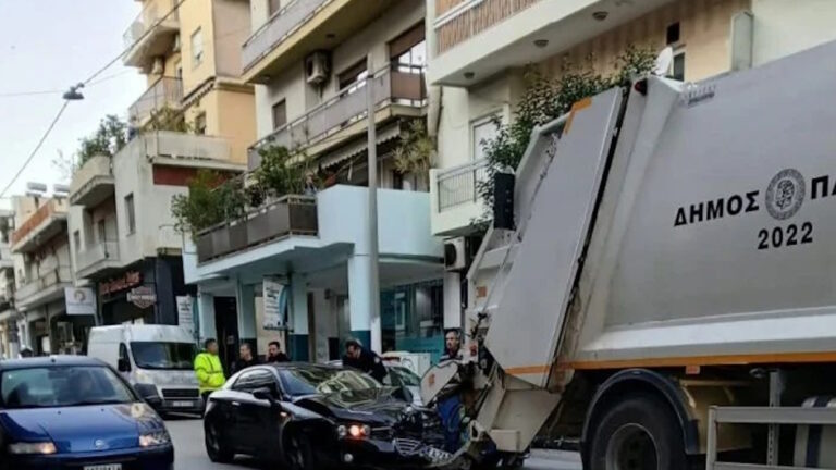 Αυτοκίνητο «καρφώθηκε» στο πίσω μέρος απορριμματοφόρου στην Πάτρα, τραυματίζοντας έναν εργαζόμενο στην καθαριότητα