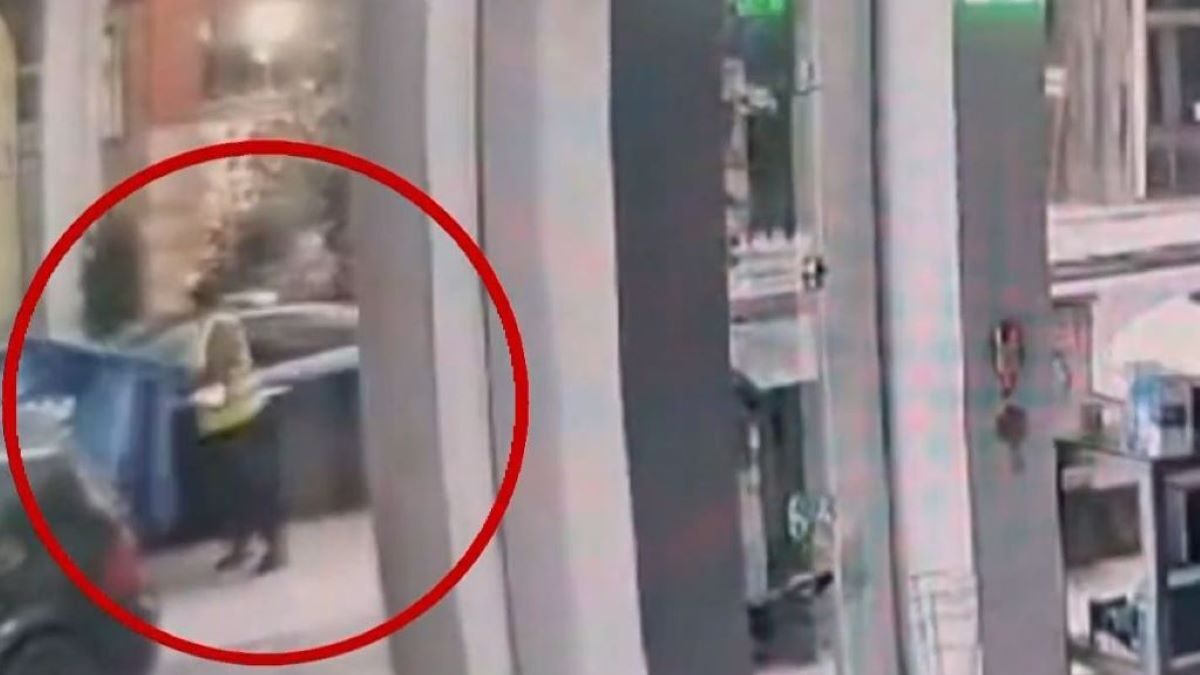 Η στιγμή που αυτοκίνητο πέφτει πάνω στο απορριμματοφόρο στην Πάτρα