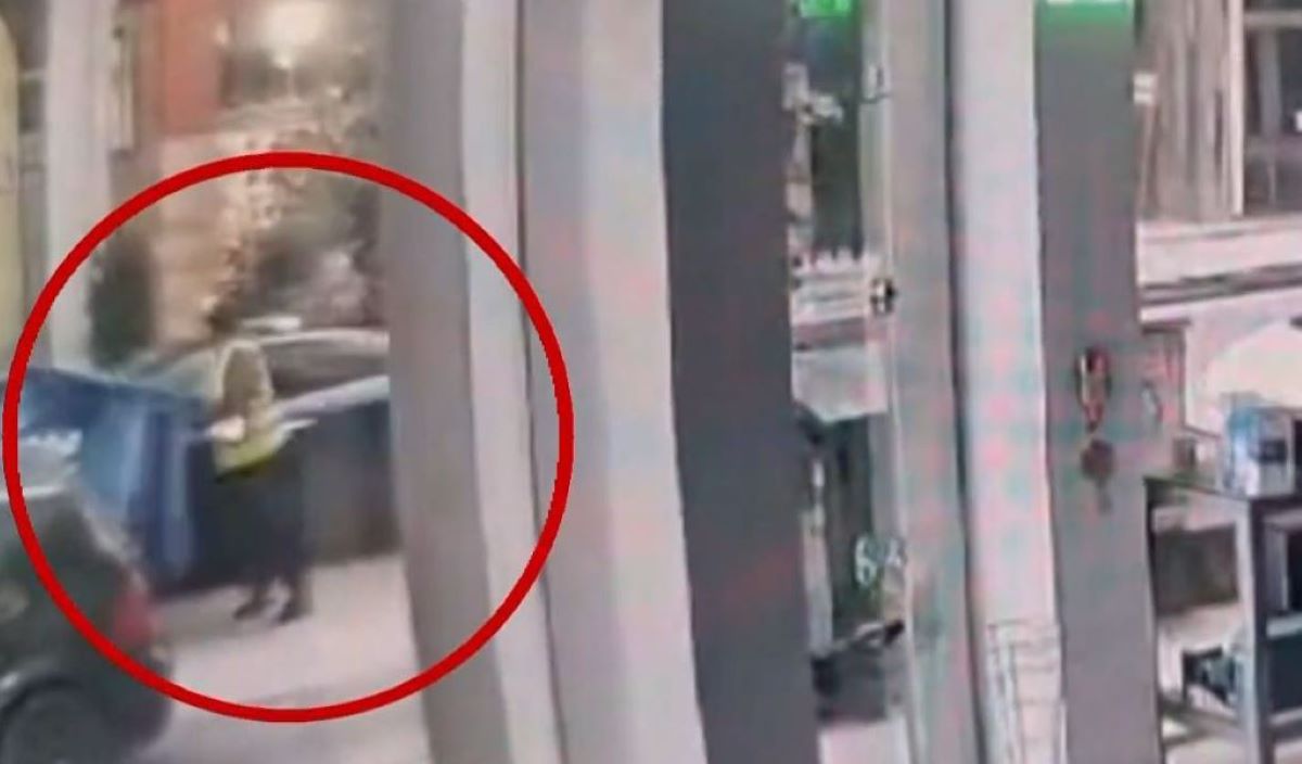 Η στιγμή που αυτοκίνητο πέφτει πάνω στο απορριμματοφόρο στην Πάτρα