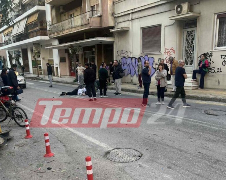 Πάτρα: Οδηγός μηχανής τραυματίστηκε μετά από τροχαίο με διανομέα – Έχασε τον έλεγχο και έπεσε σε σταθμευμένο όχημα