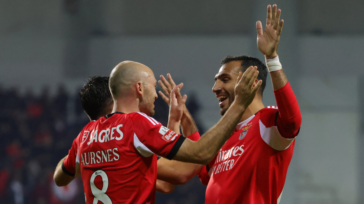 Ο Παυλίδης πανηγυρίζει με τους συμπαίκτες του