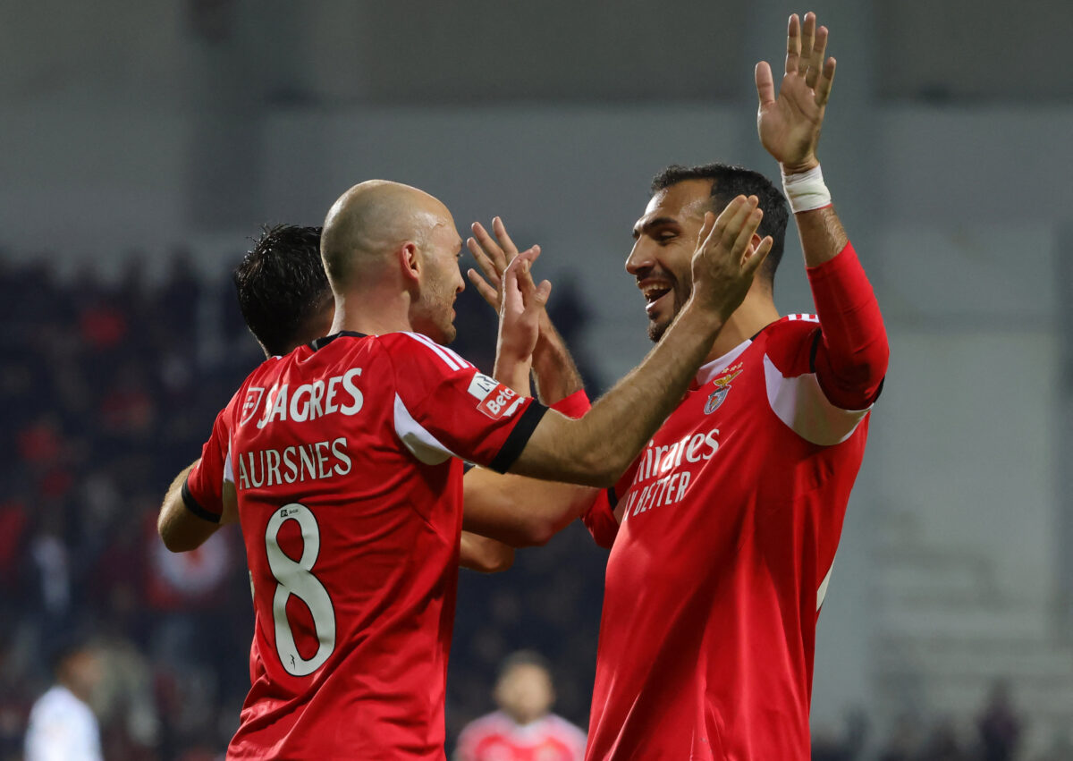 Ο Παυλίδης πανηγυρίζει με τους συμπαίκτες του