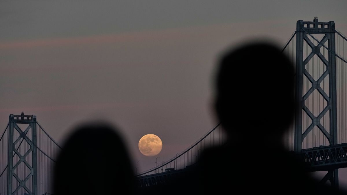 Ζευγάρι απολαμβάνει την πανσέληνο στην Καλιφόρνια