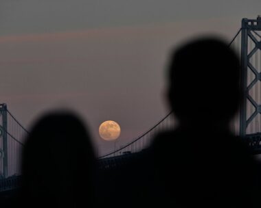 Ζευγάρι απολαμβάνει την πανσέληνο στην Καλιφόρνια