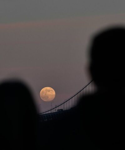 Ζευγάρι απολαμβάνει την πανσέληνο στην Καλιφόρνια