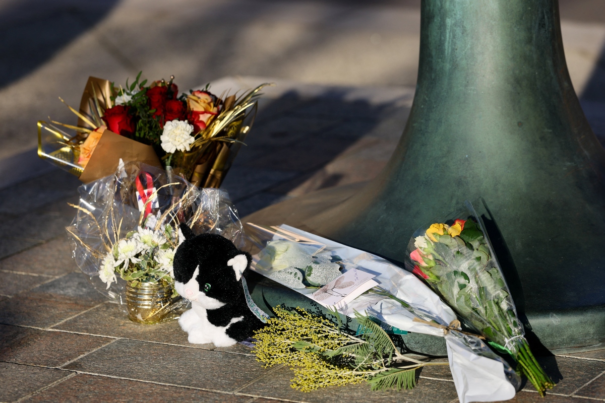 Κόσμος αποτίει φόρο τιμής στο άγαλμα της ηθοποιού στο Σαιντ Τροπέ