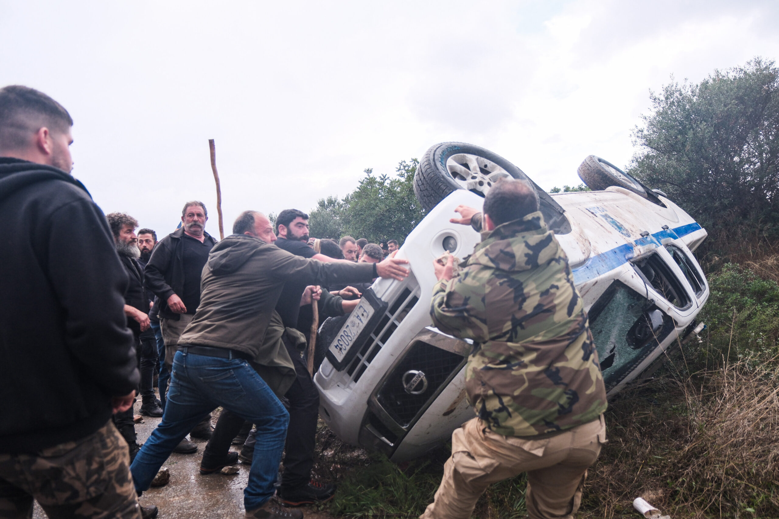 Κινητοποίηση αγροτών και κτηνοτρόφων στα Χανιά, με αποκλεισμό του αεροδρομίου, Δευτέρα 8 Δεκεμβρίου 2025.  (EUROKINISSI)