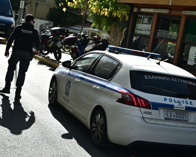 Επεισοδιακή σύλληψη 49χρονου που πουλούσε ηρωίνη: Κατάπιε τα ναρκωτικά και κλώτσησε αστυνομικούς – Χειροπέδες και σε λιμενικό