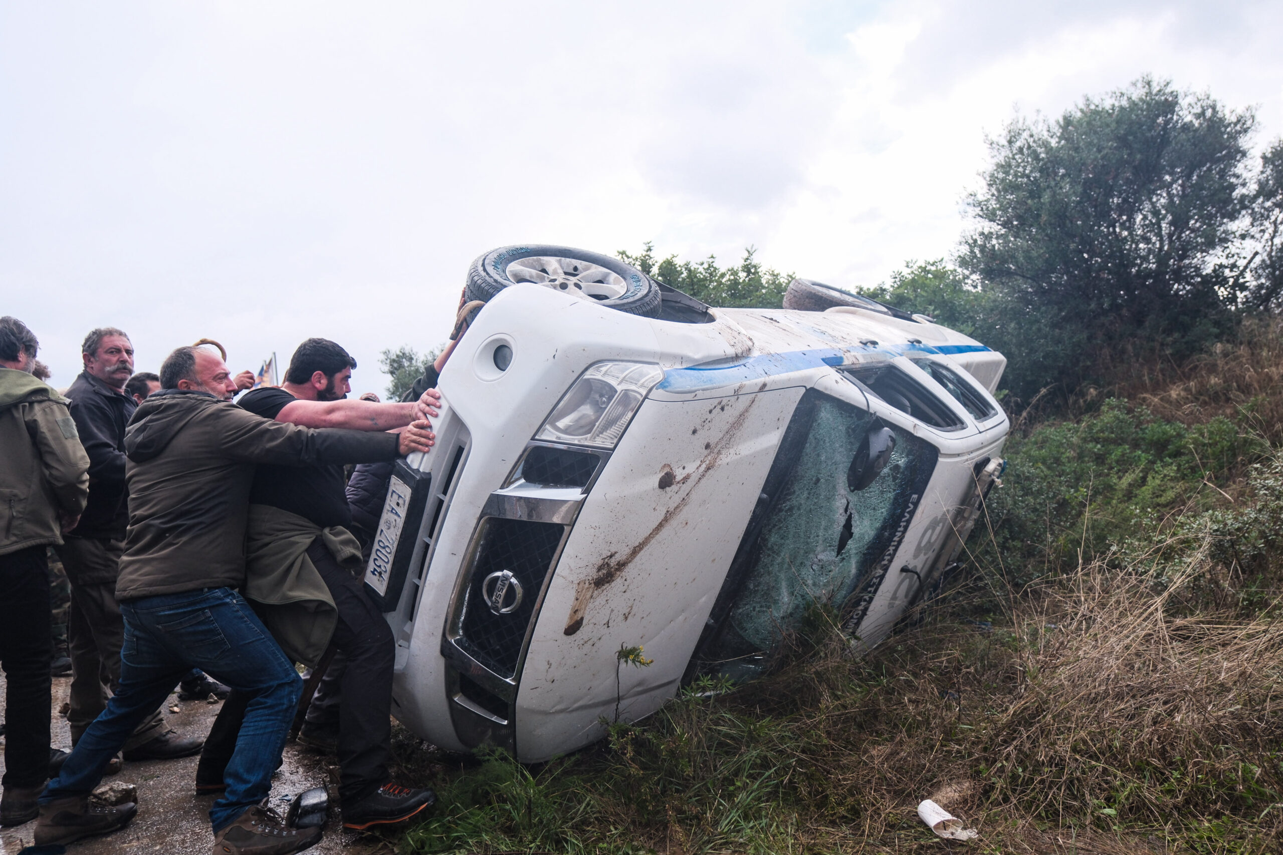 Κινητοποίηση αγροτών και κτηνοτρόφων στα Χανιά, με αποκλεισμό του αεροδρομίου, Δευτέρα 8 Δεκεμβρίου 2025.  (EUROKINISSI)