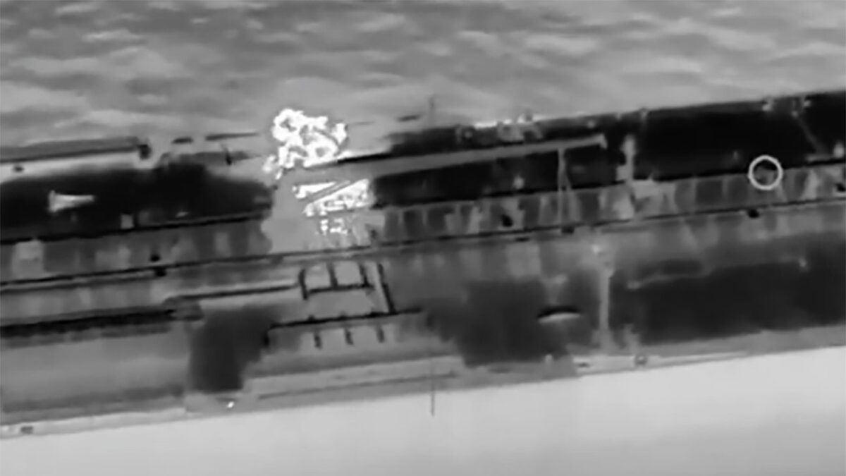 Ο πόλεμος στην Ουκρανία έφτασε στη Μεσόγειο: Για πρώτη φορά χτυπήθηκε πετρελαιοφόρο του «σκιώδους στόλου» της Ρωσίας νότια της Κρήτης