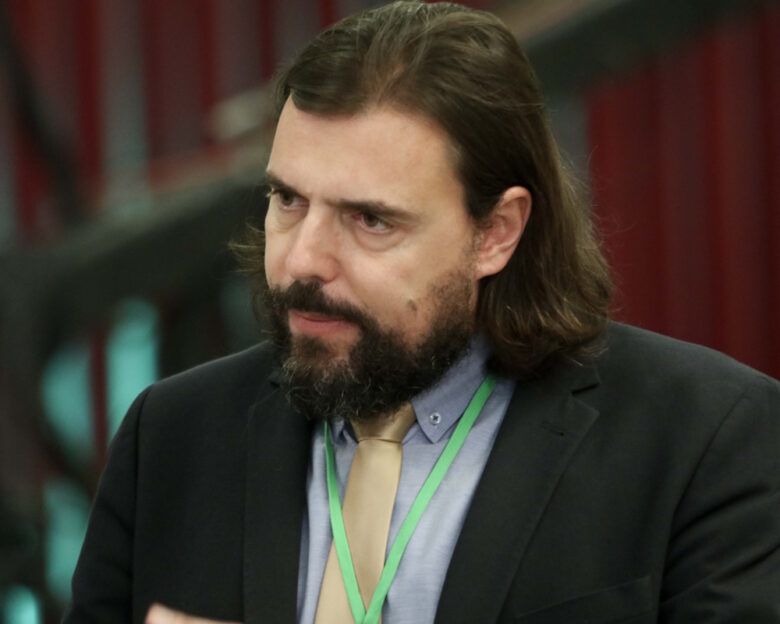 Τα «μαζεύει» ο Πέτρος Παππάς μετά την αποθέωση στον Άδωνι Γεωργιάδη – «Μήνυμα» στον βουλευτή του ΠΑΣΟΚ από τη Χαριλάου Τρικούπη