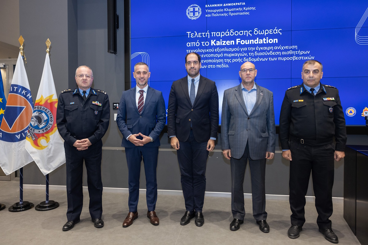 Ο Γενικός Γραμματέας Πολιτικής Προστασίας κ. Νίκος Παπαευσταθίου, ο Αρχηγός του ΠΣ, Αντιστράτηγος Θεόδωρος Βάγιας, ο Υπαρχηγός του ΠΣ Αντιστράτηγος Γεώργιος Μαρκουλάκης  και ο Διευθυντής Εμπορικής Στρατηγικής της κατασκευάστριας εταιρείας Delian κ. Αλέξανδρος Ιωακειμίδης.