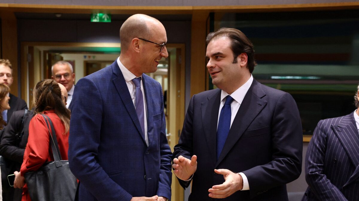 Ο Κυριάκος Πιερρακάκης και ο Βίνσεντ Βαν Πέτεγκεμ