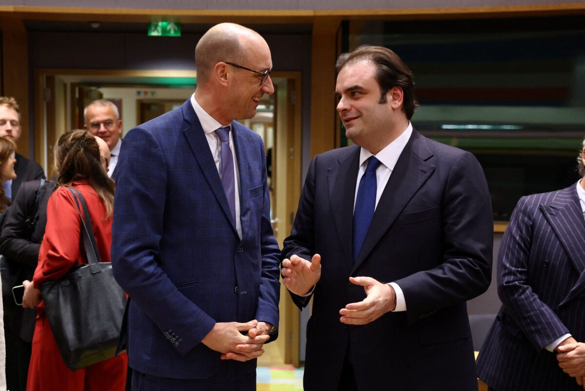 Ο Κυριάκος Πιερρακάκης και ο Βίνσεντ Βαν Πέτεγκεμ