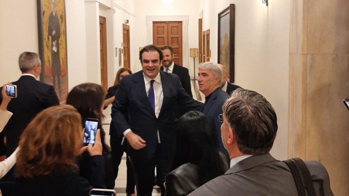Κυριάκος Πιερρακάκης: Συγχαρητήρια και αγκαλιές για την προεδρία του Eurogroup – Όσα έγιναν πριν μπει στην ολομέλεια της Βουλής