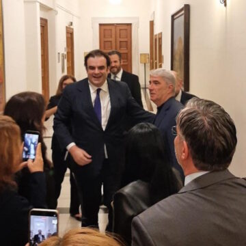 Κυριάκος Πιερρακάκης: Συγχαρητήρια και αγκαλιές για την προεδρία του Eurogroup – Όσα έγιναν πριν μπει στην ολομέλεια της Βουλής