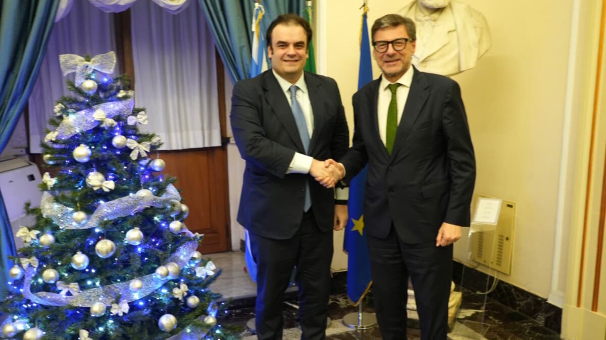 Ο Κυριάκος Πιερρακάκης και ο Giancarlo Giorgetti