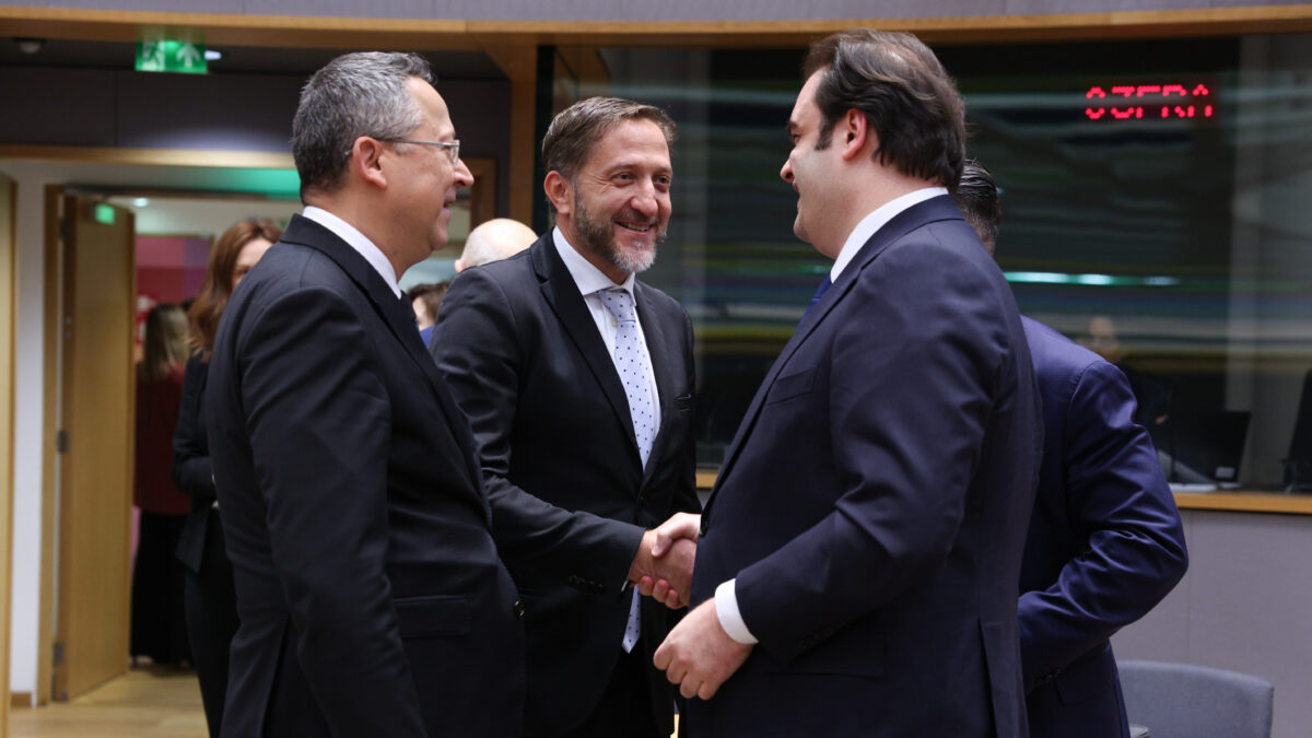 Ο Κυριάκος Πιερρακάκης με ευρωπαίους αξιωματούχους