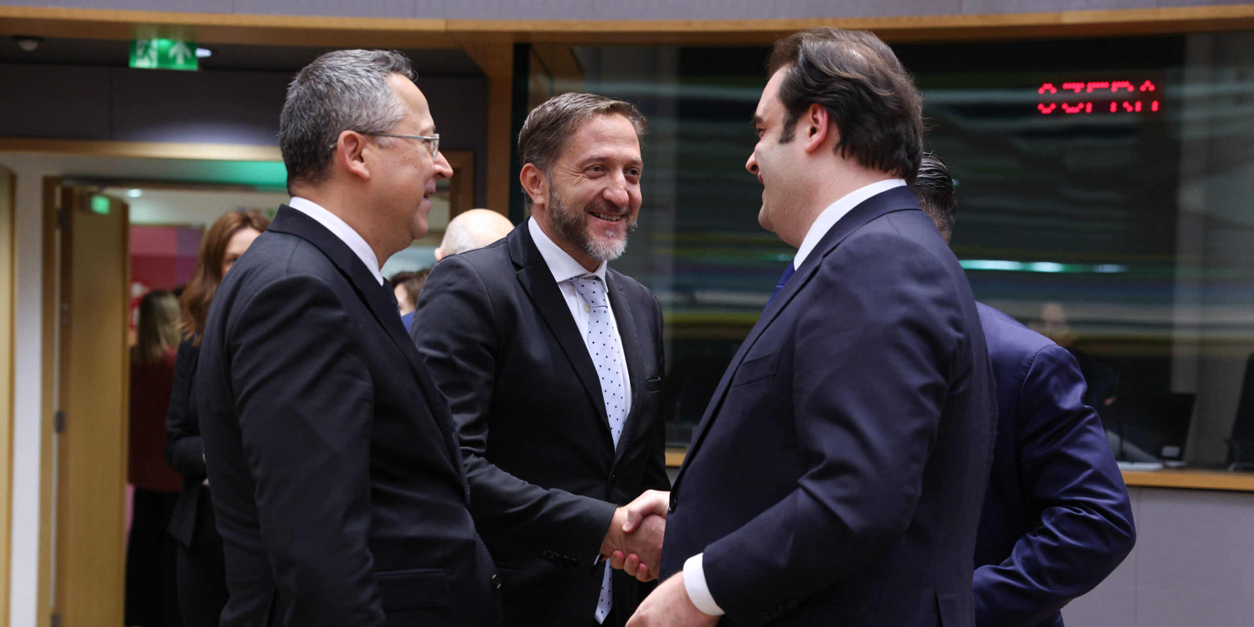 Ο Κυριάκος Πιερρακάκης με ευρωπαίους αξιωματούχους