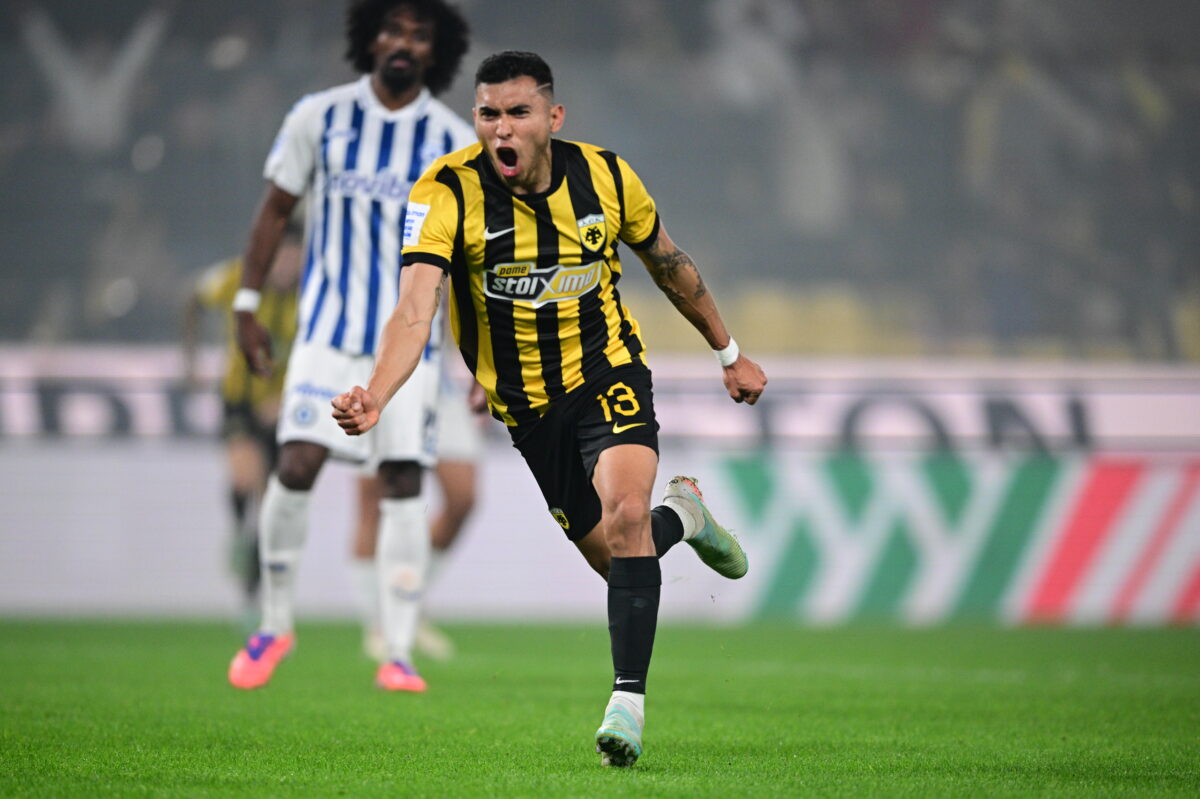 Ο Πινέδα πανηγυρίζει το γκολ του