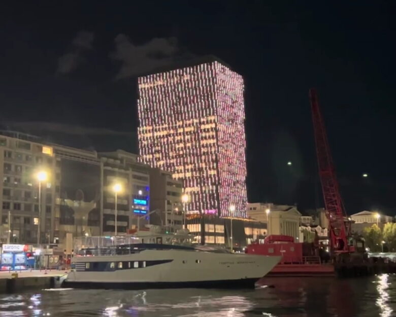 Πύργος Πειραιά: Φωταγωγήθηκε για τα φετινά Χριστούγεννα το εμβληματικό κτήριο