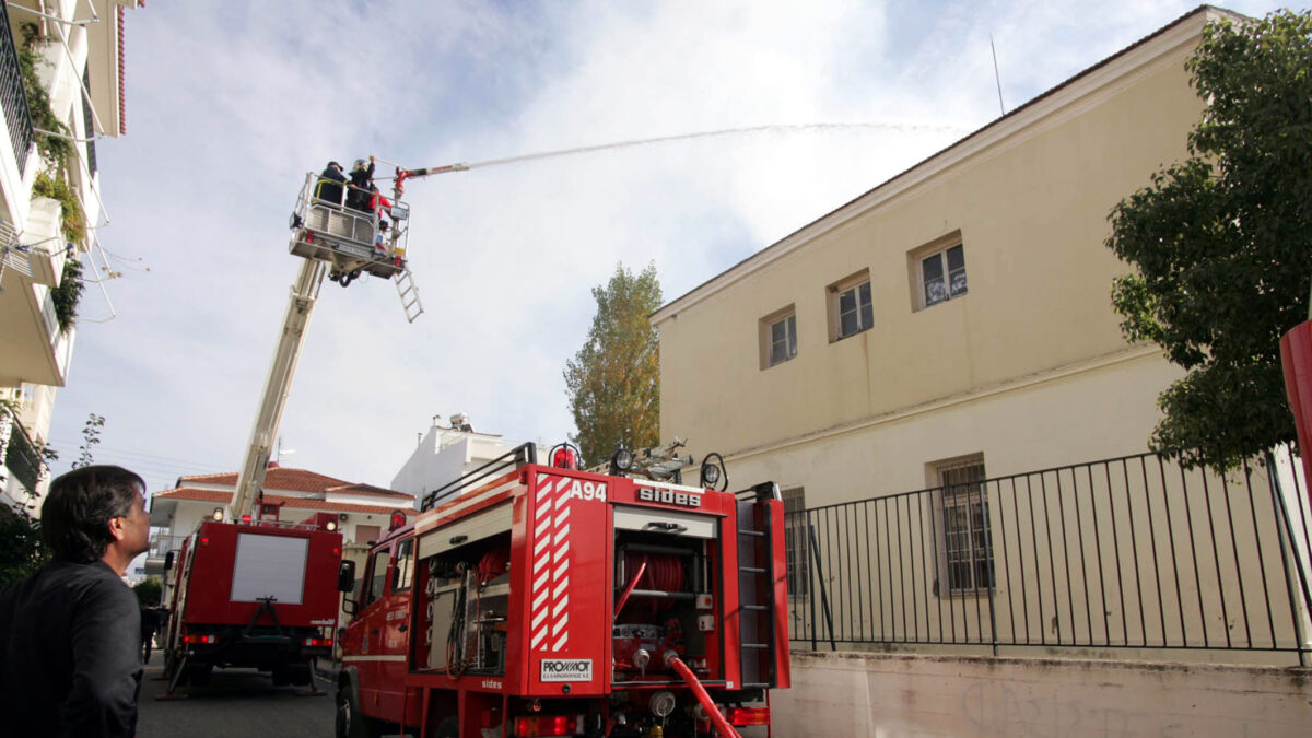 Πυροσβεστικό όχημα σε σχολείο
