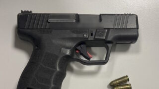 Το πιστόλι και οι σφαίρες που βρέθηκαν στην κατοχή 36χρονου στο κέντρο της Αθήνας