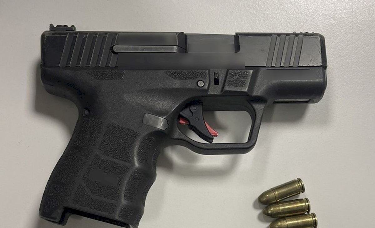 Το πιστόλι και οι σφαίρες που βρέθηκαν στην κατοχή 36χρονου στο κέντρο της Αθήνας