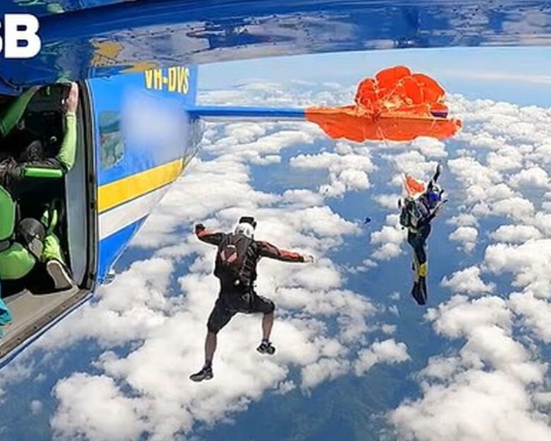 Δραματικά πλάνα στον αέρα: Αλεξίπτωτο πιάστηκε στο φτερό αεροπλάνου, κρεμόταν στον αέρα ο skydiver