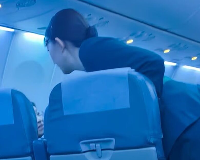 Χάος στον αέρα για μια αλλαγή θέσης: Επιβάτης τσακωνόταν 2 ώρες με τις αεροσυνοδούς κι ανάγκασε το αεροπλάνο σε έκτακτη προσγείωση