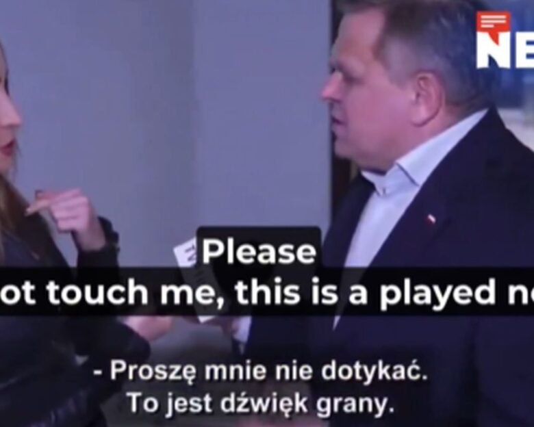 Σκάνδαλο στην Πολωνία: Γερουσιαστής επιχειρεί να κλείσει μικρόφωνο δημοσιογράφου – «Μην με αγγίζετε»