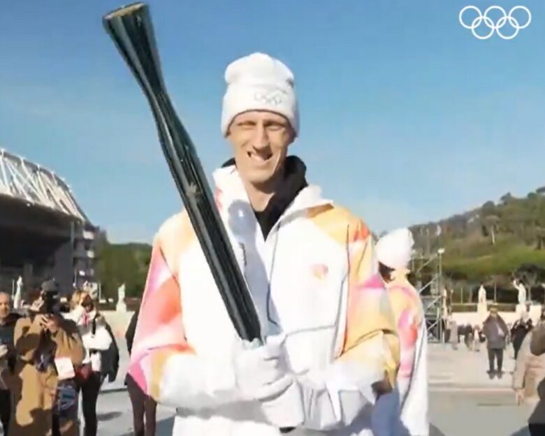 Ο Ακίλε Πολονάρα συμμετείχε στη λαμπαδηδρομία για τους Χειμερινούς Ολυμπιακούς Αγώνες 2026
