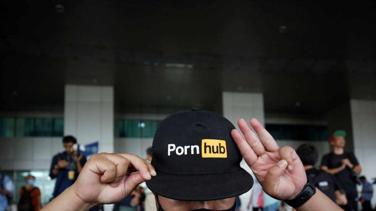 Άνδρας με καπέλο που φέρει το λογότυπο του Pornhub