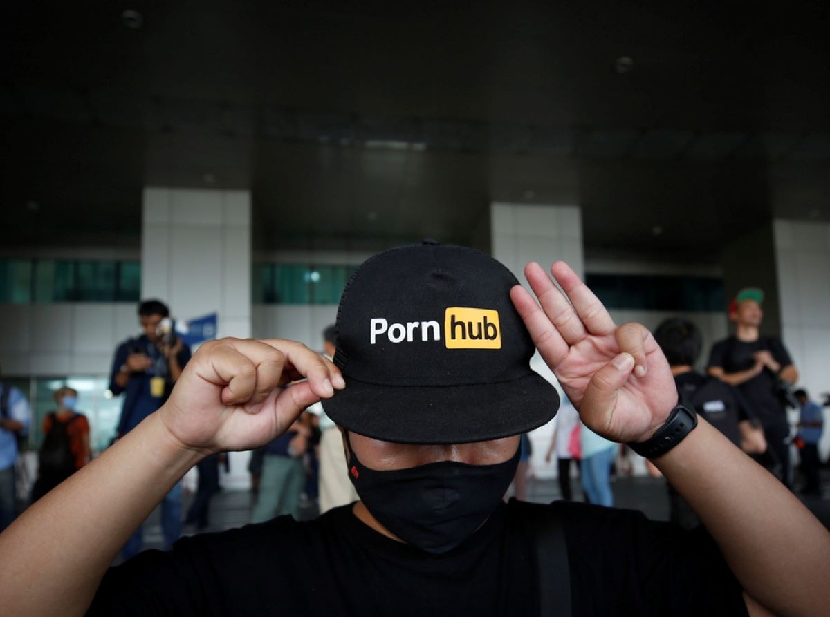 Άνδρας με καπέλο που φέρει το λογότυπο του Pornhub