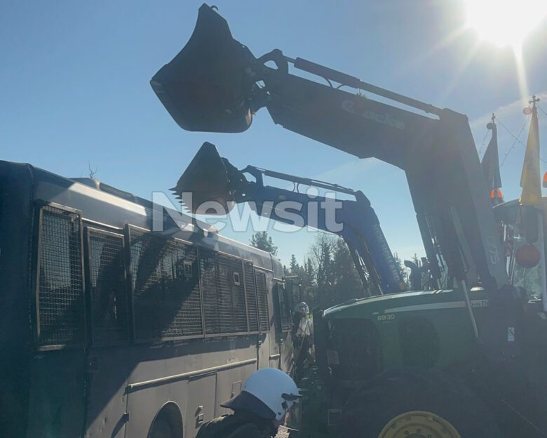 Θεσσαλονίκη: Οι αγρότες έχουν κλείσει την πρόσβαση προς το αεροδρόμιο Μακεδονία