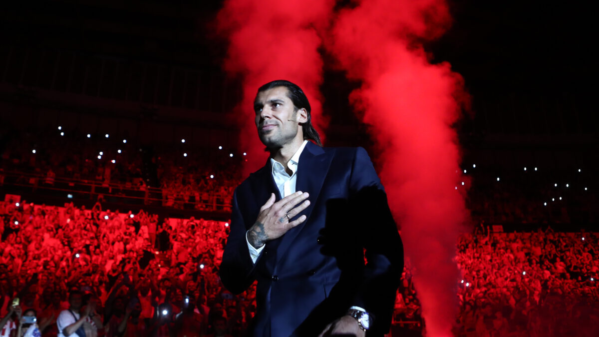 Ο Γιώργος Πρίντεζης σε βράβευσή του από τον Ολυμπιακό