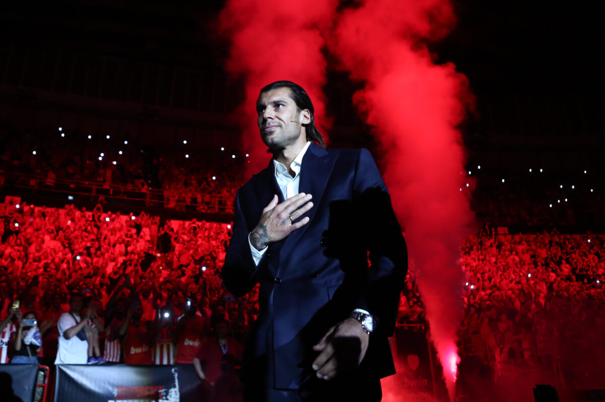 Ο Γιώργος Πρίντεζης σε βράβευσή του από τον Ολυμπιακό