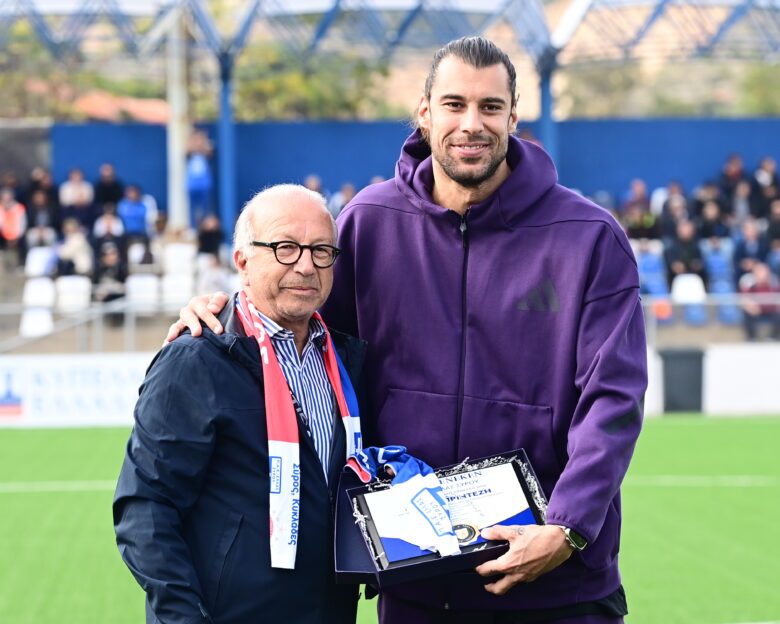 Η Ελλάς Σύρου βράβευσε τον Γιώργο Πρίντεζη πριν το παιχνίδι με τον Ολυμπιακό