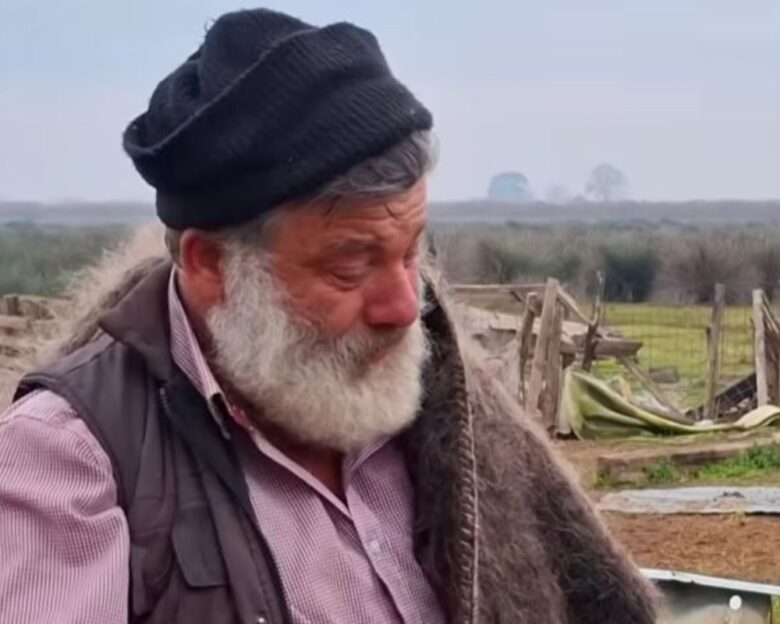 Κτηνοτρόφος αποχαιρετά με δάκρυα στα μάτια τα 450 πρόβατά του, που θα θανατωθούν λόγω της ευλογιάς – «Τα φύλαξα από την πείνα και τους λύκους»
